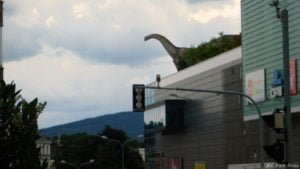 Dinozaur na galerii handlowej w Libercu