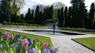 Fontanna z rzeźbą baletnicy w Ogrodzie Botanicznym UAM