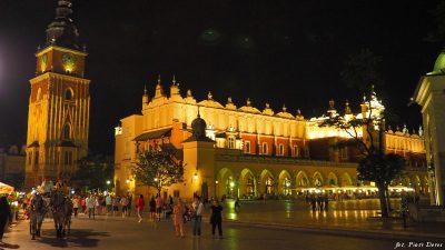 Krakowskie Sukiennice nocą