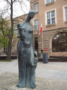 Olsztyn Rzeźba Macierzyństwo